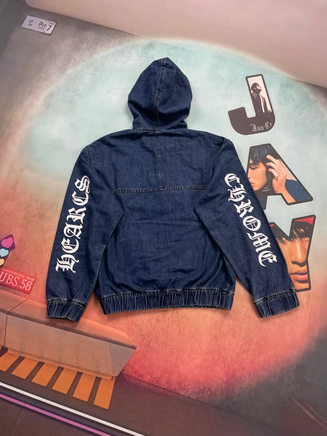 🅿️280 🔘Style number-KL251 🔘Cro heart𝐂𝐡𝐫𝐨𝐦𝐞 𝐇𝐞𝐚𝐫𝐭 25SS Sanskrit letter cross patchwork leather denim hooded jacket* Croixin’s designs are always eye-catching, and this new half-zip denim sweatshirt and hoodie is even more stunning! The simple blue and white color scheme is particularly refreshing, and the loose fit is super casual. It doesn't matter your figure, and looks good on anyone who wears it. Classic denim fabric with unparalleled texture. It is full of details, the leather logo is exquisite and luxurious, and the Sanskrit print adds a mysterious artistic atmosphere. Whether you are out on the street or hanging out with friends, this jacket can easily make you the center of attention. The matching suggestions are as follows: Casual sports style: wear a white or black pure cotton sports T-shirt underneath, and a pair of leggings sports pants, such as black or gray sweatpants. Put on a pair of sneakers, like Nike's Air Force 1 or Adidas' shell toe, and carry a simple backpack, which is full of energy and fashion. Street fashion style: Pair it with a pair of black or dark blue loose jeans, preferably with some holes or graffiti elements. Wear a short, colorful T-shirt from a trendy brand, such as a bright T-shirt from Stüssy. Put on a baseball cap, a pair of sunglasses, and a pair of high-top canvas shoes, such as Converse's high-top models, and you will instantly feel street fashion. Casual and lazy style: wear a loose white bottoming shirt and a pair of light-colored wide-leg pants, such as khaki or off-white. Wear a pair of casual mules or sneakers on your feet. The overall look is casual and lazy, perfect for going out or on vacation.  Size: S M L (46.48.50) Color: Blue